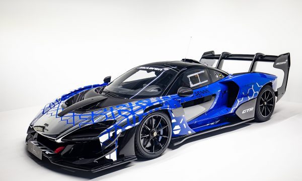 Der McLaren Senna wurde von einem der besten Rennfahrer aller Zeiten inspiriert und ist ganz darauf ausgerichtet, dem Fahrer absolute Höchstleistungen zu ermöglichen – eine Rennmaschine mit Straßenzulassung. Im neuen McLaren Senna GTR wird die Philosophie hinter dieser Ikone weiterentwickelt – bis zum Extrem. Von jeglichen Einschränkungen durch Straßenverkehrs- oder Motorsportregeln befreit, geht dieses Fahrzeug ans Limit. Leicht. Leistungsstark. Performance für Rennstrecken. Der McLaren Senna GTR führt die GTR-Tradition fort und ist – abgesehen von den Formel-1™-Boliden – der schnellste McLaren auf der Rennstrecke. Für die atemberaubende Performance des McLaren Senna GTR ist der McLaren M840TR 4,0-Liter-Twin-Turbo-V8-Motor verantwortlich. Er generiert 825 PS und 800 Nm Drehmoment. Die Zahlen lassen das Herz höher schlagen. Leistungsgewicht: 694 PS pro Tonne, der höchste Wert aller für die Rennstrecke entworfenen McLaren. Abtrieb: Bis zu 1000 kg. Werte, die genau eines bedeuten: Die extremste, purste Erfahrung auf der Rennstrecke. Zudem wurde dieser Supersportwagen auf nur 75 Exemplare limitiert.